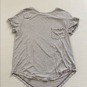 AMERICAN EAGLE- black and white stripped flowy tee